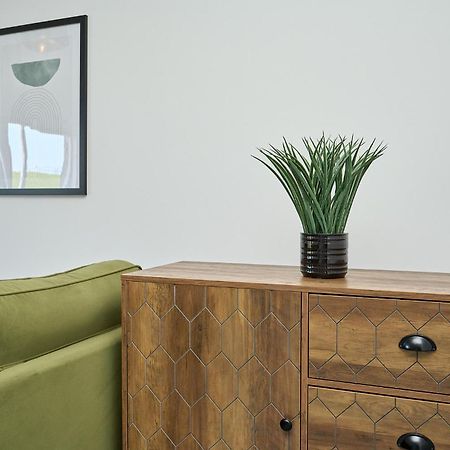 Spacious 1 Bed Apt - Stunning Views & Private Parking - 5 Mins To Beach - Dog Friendly - Close To Ventnor, Shanklin & Sandown - Ideal For Friends, Families & Business Travellers - Sleeps Up To 4 Guests - Managed By "Greenstay Serviced Accommodation" Bonchurch エクステリア 写真