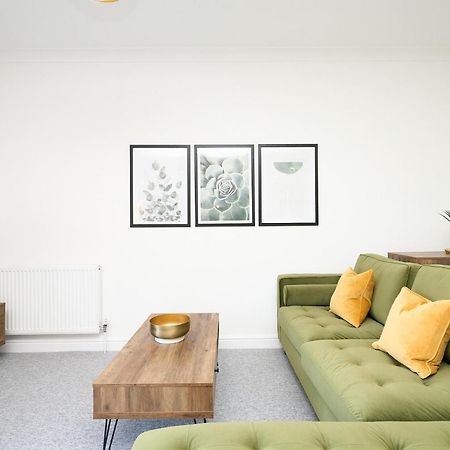 Spacious 1 Bed Apt - Stunning Views & Private Parking - 5 Mins To Beach - Dog Friendly - Close To Ventnor, Shanklin & Sandown - Ideal For Friends, Families & Business Travellers - Sleeps Up To 4 Guests - Managed By "Greenstay Serviced Accommodation" Bonchurch エクステリア 写真
