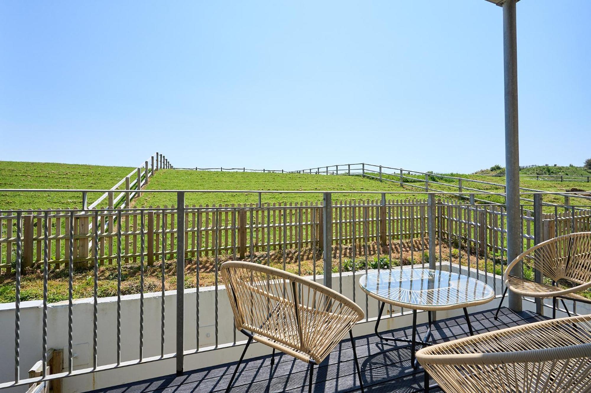 Spacious 1 Bed Apt - Stunning Views & Private Parking - 5 Mins To Beach - Dog Friendly - Close To Ventnor, Shanklin & Sandown - Ideal For Friends, Families & Business Travellers - Sleeps Up To 4 Guests - Managed By "Greenstay Serviced Accommodation" Bonchurch エクステリア 写真