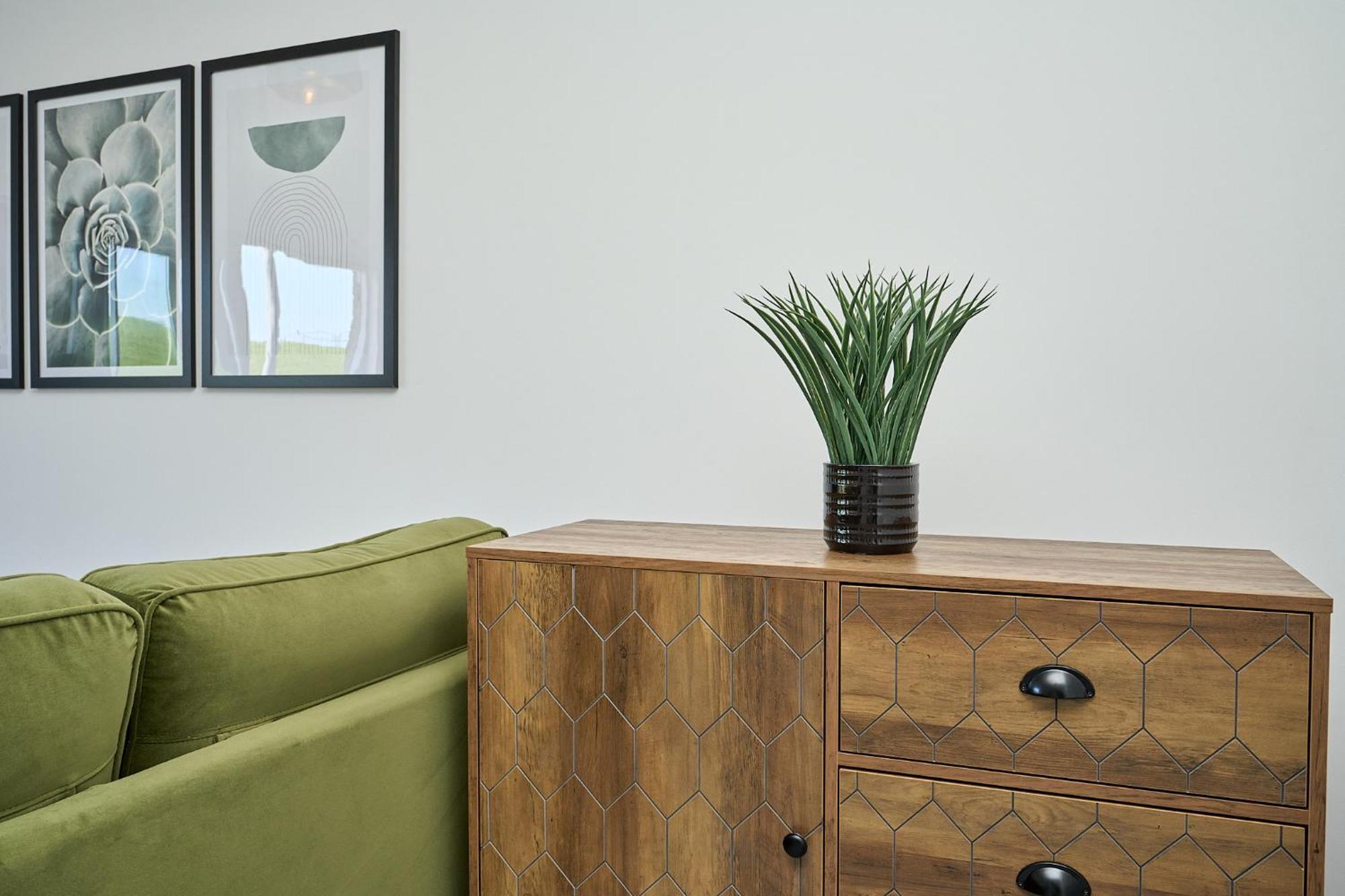 Spacious 1 Bed Apt - Stunning Views & Private Parking - 5 Mins To Beach - Dog Friendly - Close To Ventnor, Shanklin & Sandown - Ideal For Friends, Families & Business Travellers - Sleeps Up To 4 Guests - Managed By "Greenstay Serviced Accommodation" Bonchurch エクステリア 写真