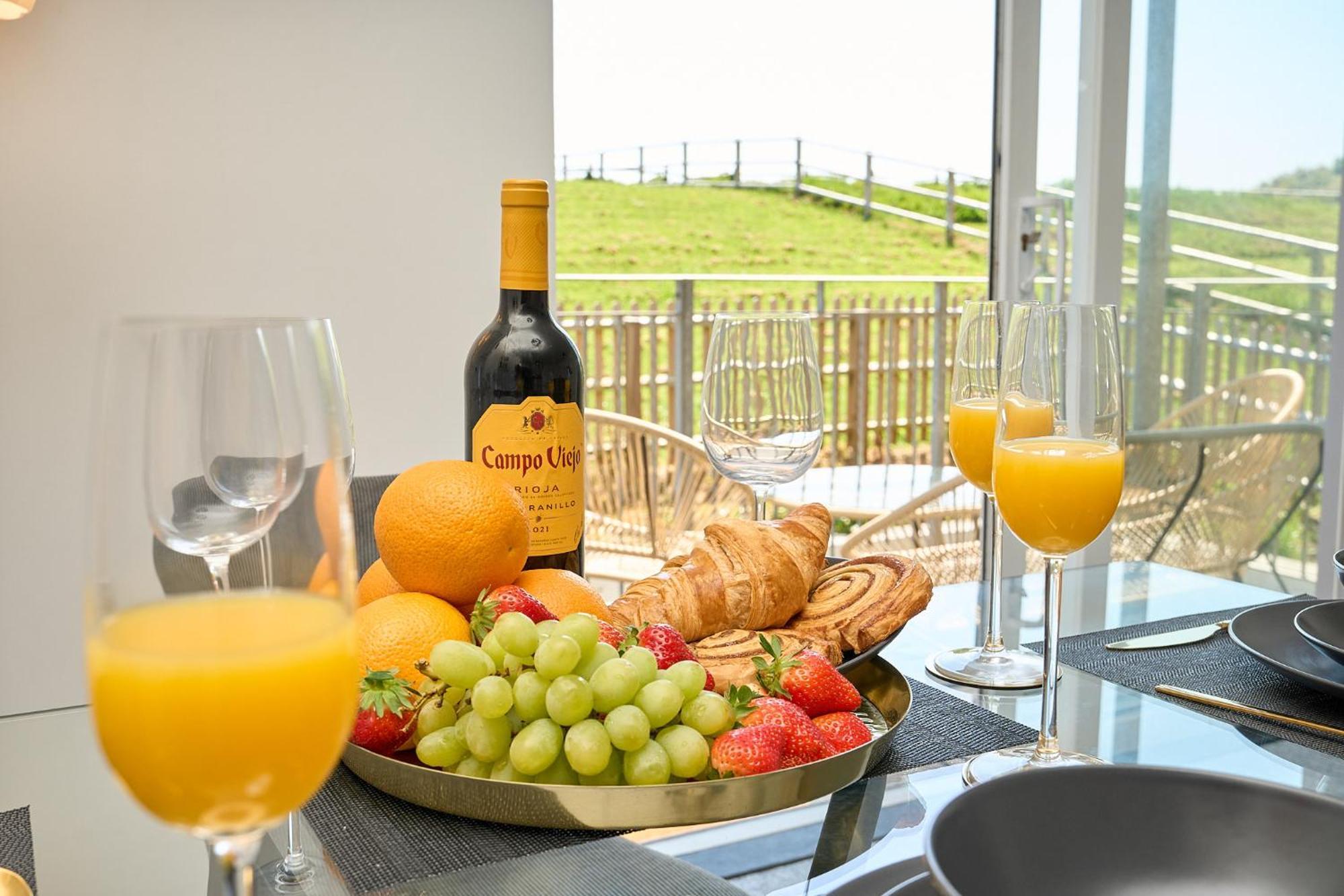 Spacious 1 Bed Apt - Stunning Views & Private Parking - 5 Mins To Beach - Dog Friendly - Close To Ventnor, Shanklin & Sandown - Ideal For Friends, Families & Business Travellers - Sleeps Up To 4 Guests - Managed By "Greenstay Serviced Accommodation" Bonchurch エクステリア 写真