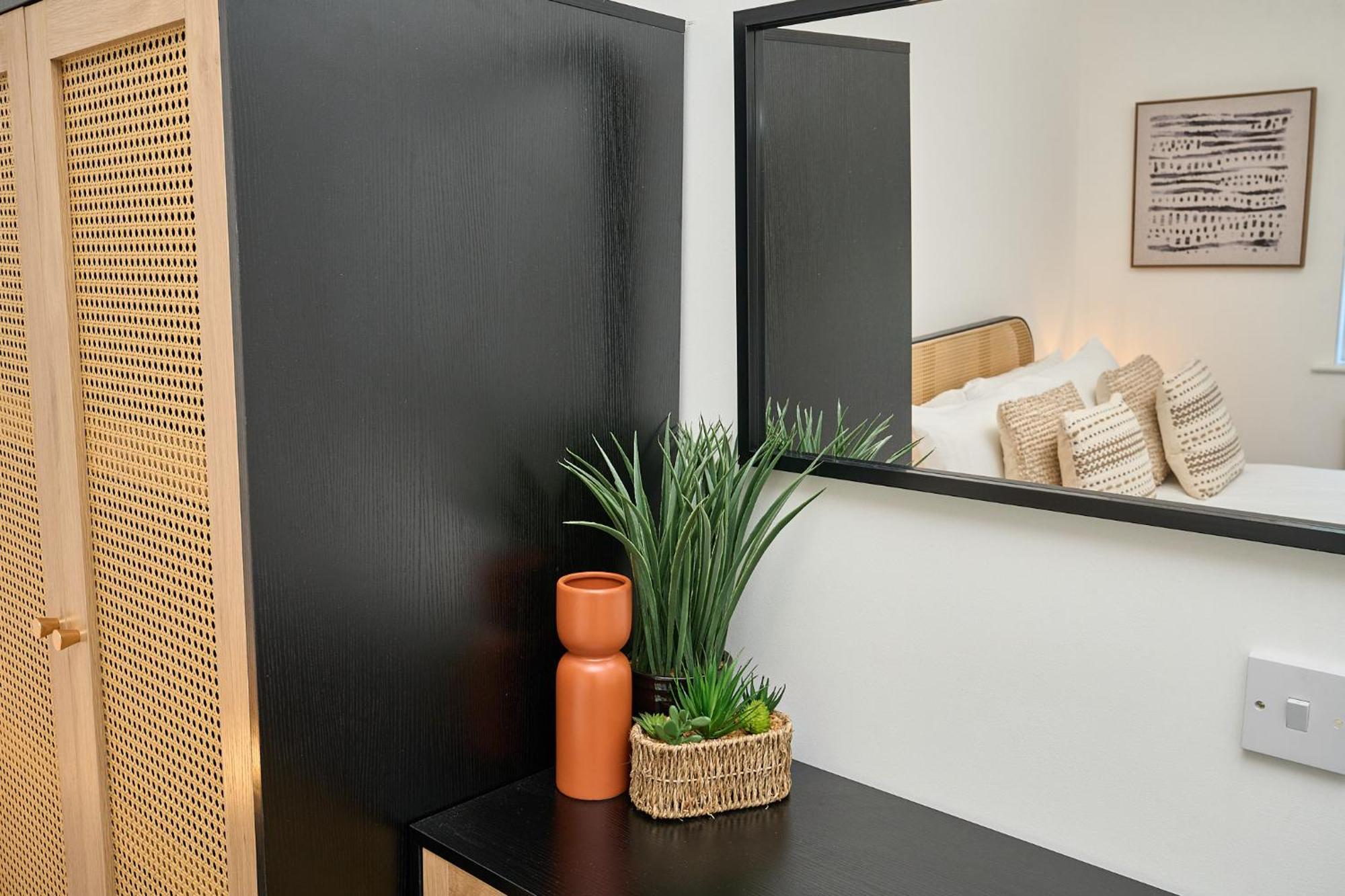 Spacious 1 Bed Apt - Stunning Views & Private Parking - 5 Mins To Beach - Dog Friendly - Close To Ventnor, Shanklin & Sandown - Ideal For Friends, Families & Business Travellers - Sleeps Up To 4 Guests - Managed By "Greenstay Serviced Accommodation" Bonchurch エクステリア 写真