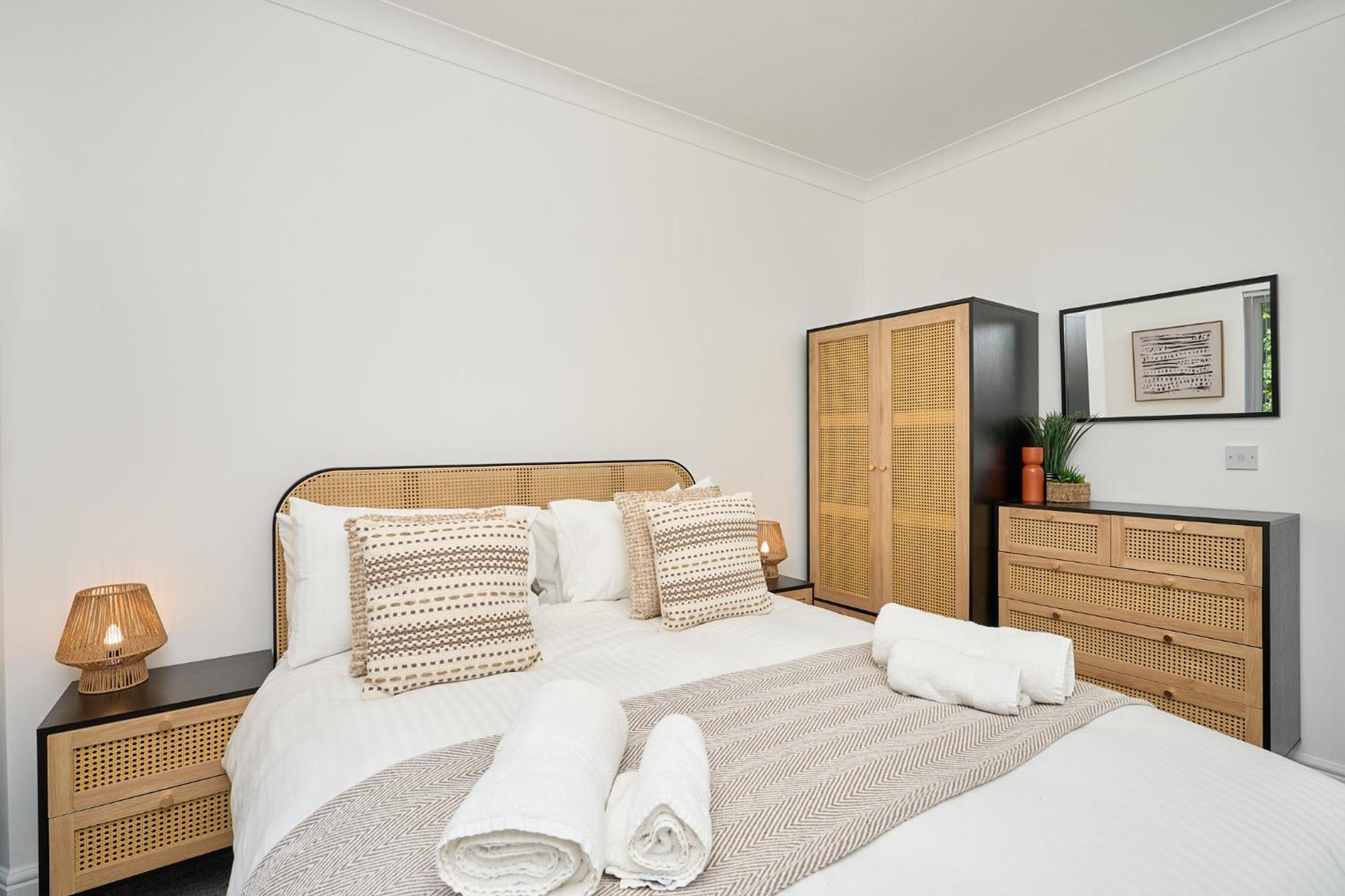 Spacious 1 Bed Apt - Stunning Views & Private Parking - 5 Mins To Beach - Dog Friendly - Close To Ventnor, Shanklin & Sandown - Ideal For Friends, Families & Business Travellers - Sleeps Up To 4 Guests - Managed By "Greenstay Serviced Accommodation" Bonchurch エクステリア 写真