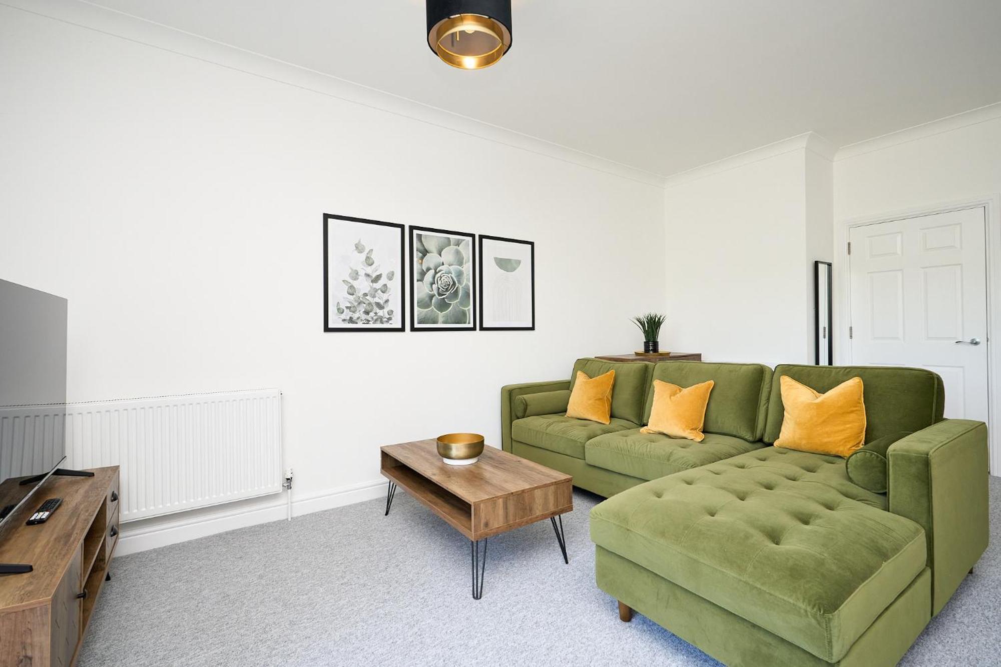 Spacious 1 Bed Apt - Stunning Views & Private Parking - 5 Mins To Beach - Dog Friendly - Close To Ventnor, Shanklin & Sandown - Ideal For Friends, Families & Business Travellers - Sleeps Up To 4 Guests - Managed By "Greenstay Serviced Accommodation" Bonchurch エクステリア 写真
