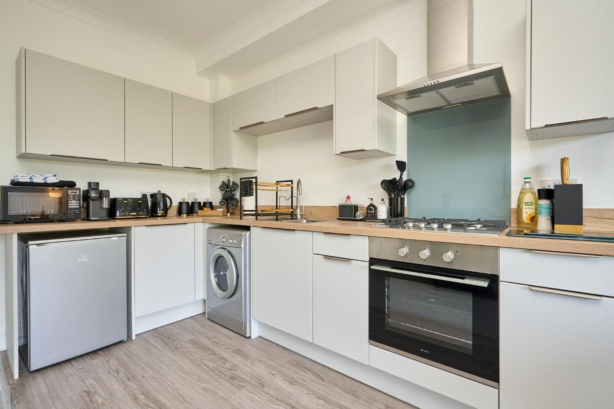 Spacious 1 Bed Apt - Stunning Views & Private Parking - 5 Mins To Beach - Dog Friendly - Close To Ventnor, Shanklin & Sandown - Ideal For Friends, Families & Business Travellers - Sleeps Up To 4 Guests - Managed By "Greenstay Serviced Accommodation" Bonchurch エクステリア 写真