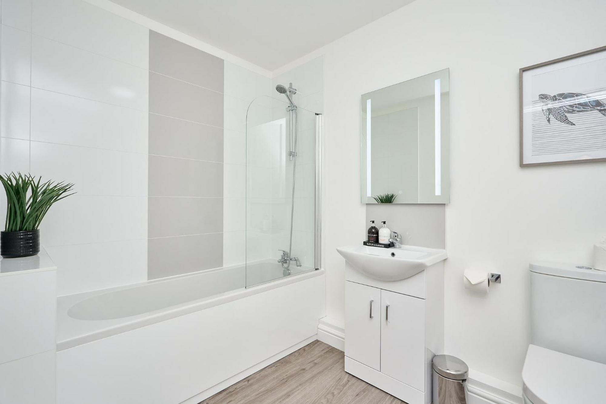 Spacious 1 Bed Apt - Stunning Views & Private Parking - 5 Mins To Beach - Dog Friendly - Close To Ventnor, Shanklin & Sandown - Ideal For Friends, Families & Business Travellers - Sleeps Up To 4 Guests - Managed By "Greenstay Serviced Accommodation" Bonchurch エクステリア 写真