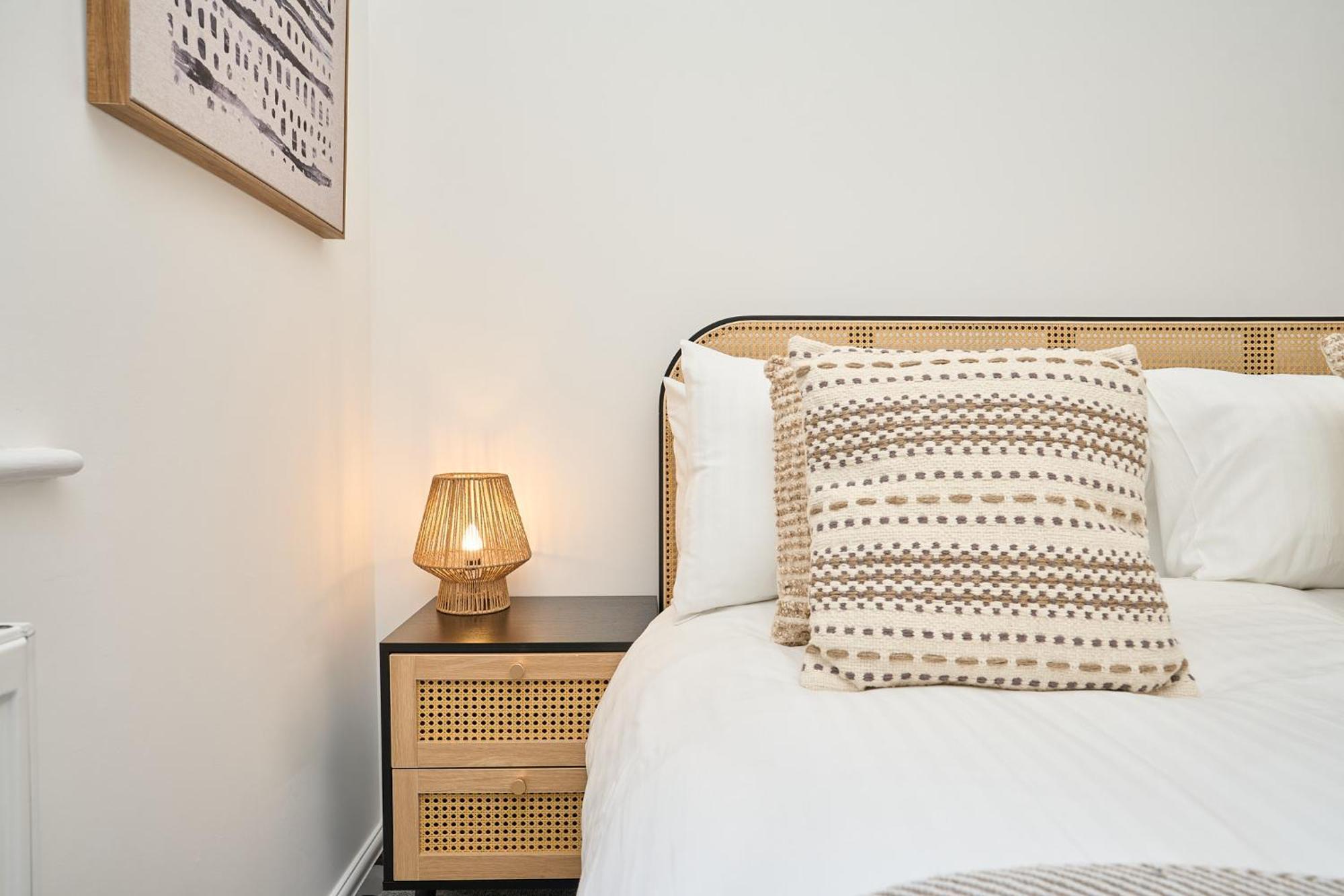 Spacious 1 Bed Apt - Stunning Views & Private Parking - 5 Mins To Beach - Dog Friendly - Close To Ventnor, Shanklin & Sandown - Ideal For Friends, Families & Business Travellers - Sleeps Up To 4 Guests - Managed By "Greenstay Serviced Accommodation" Bonchurch エクステリア 写真